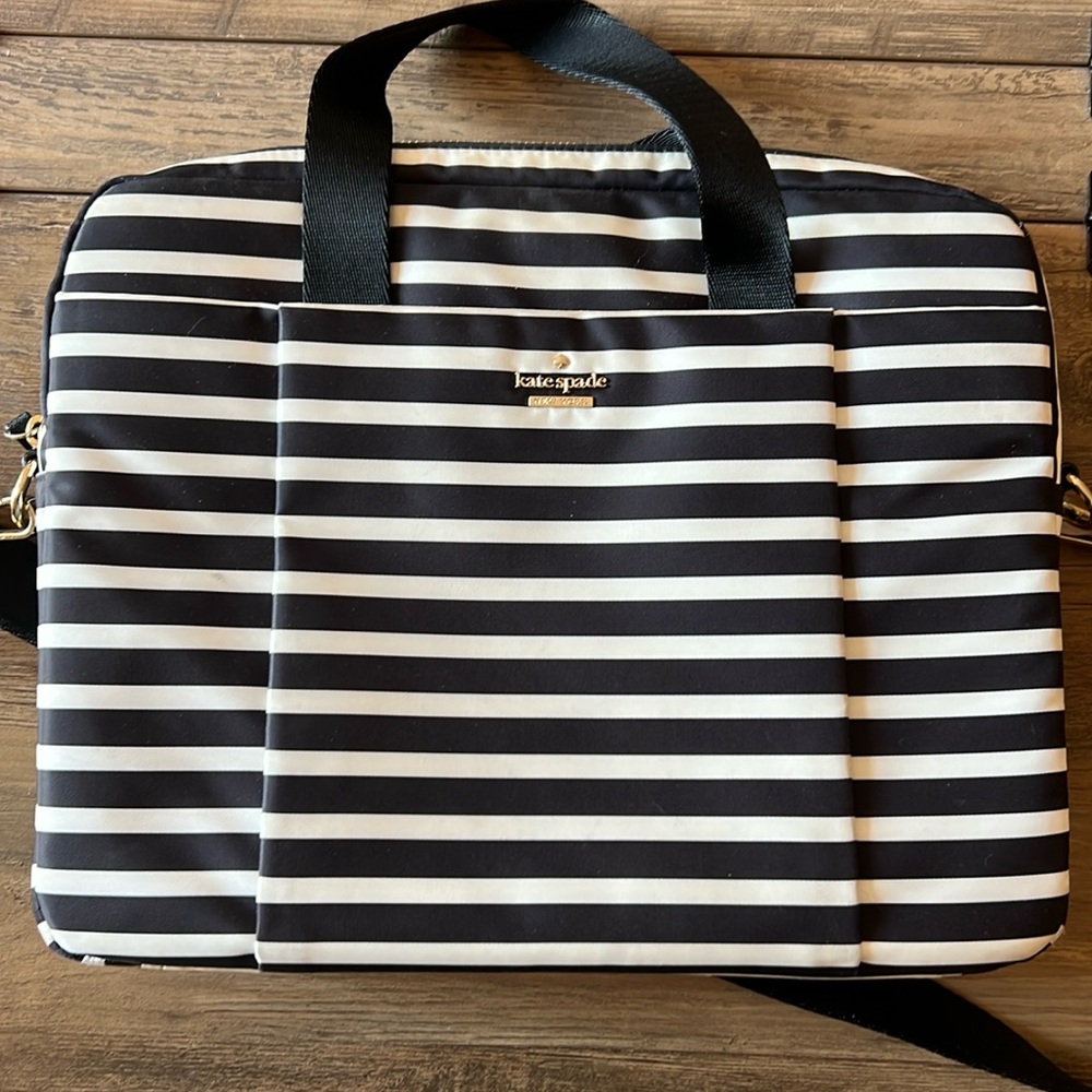 Black and White Kate Spade Handbag – Stylish & Elegant